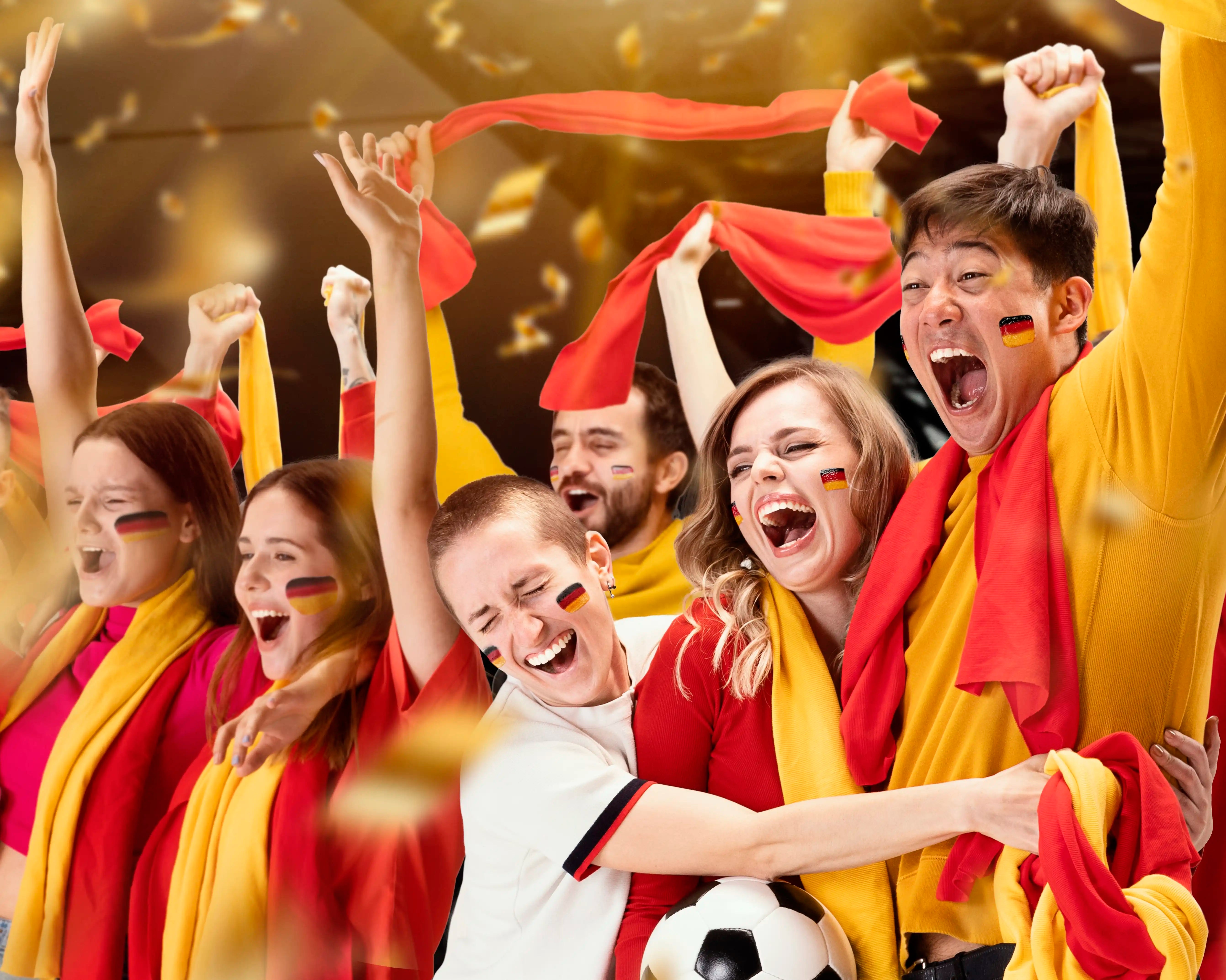 Eine Gruppe ausgelassen feiernde deutsche Fußballfans