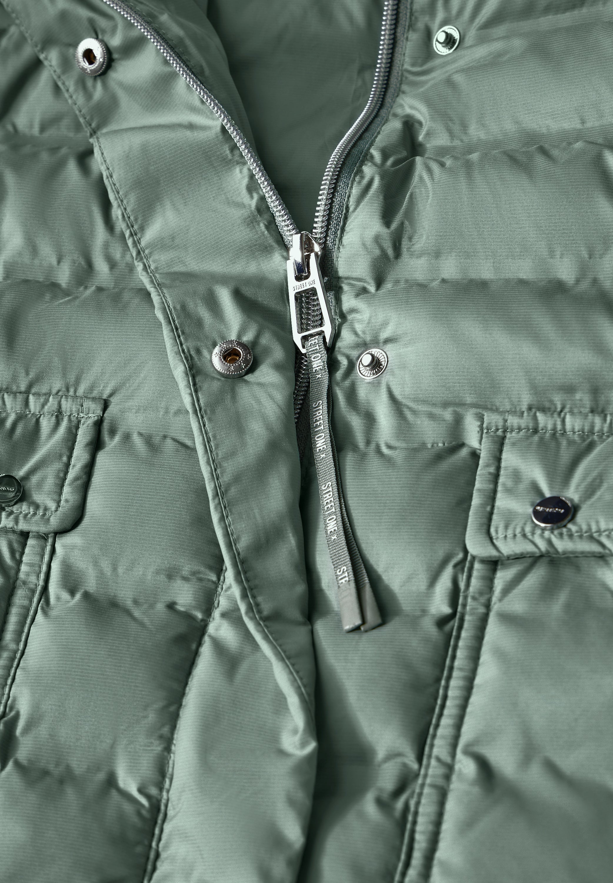 Jacke mit abnehmbarer Kapuze