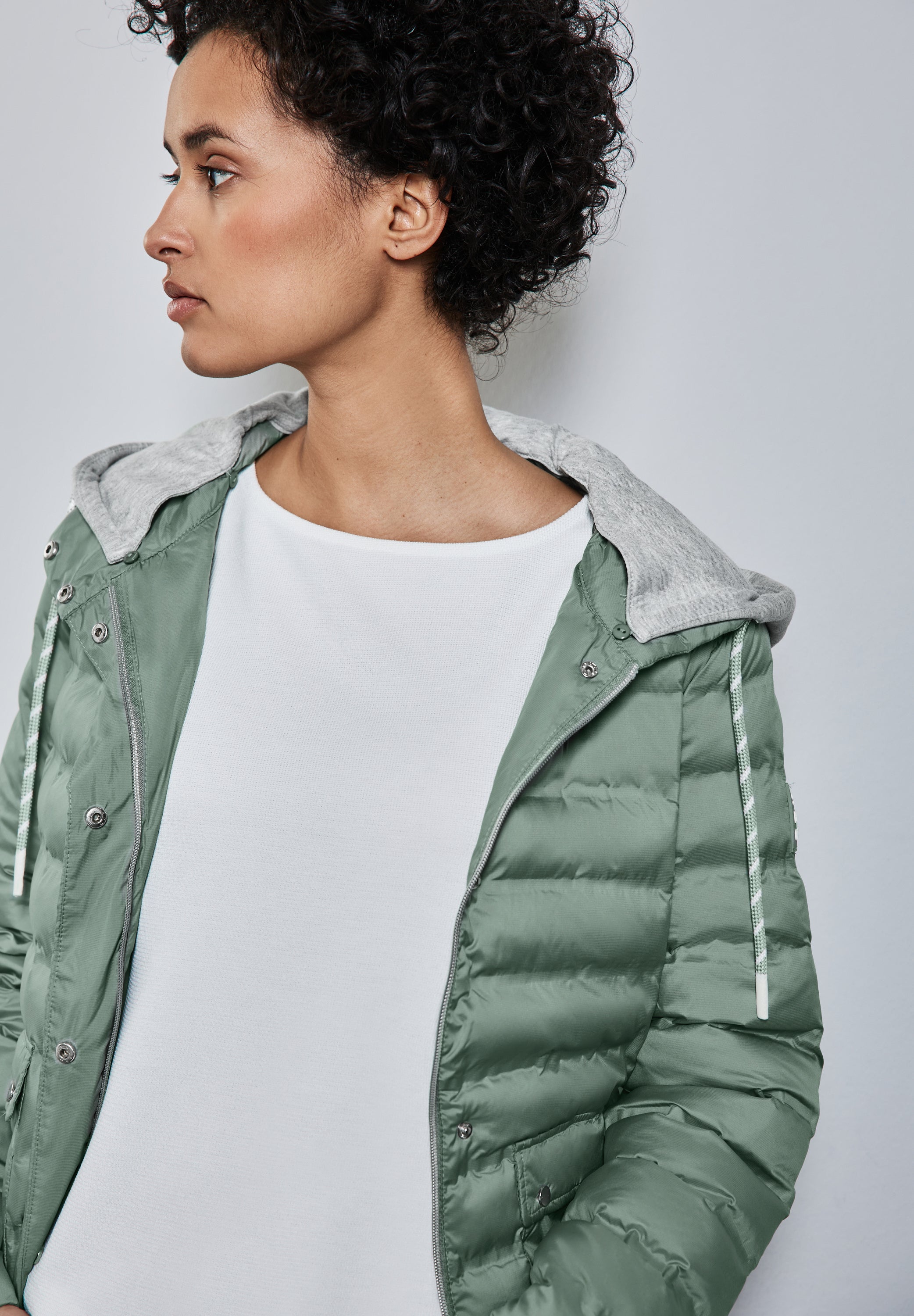 Jacke mit abnehmbarer Kapuze