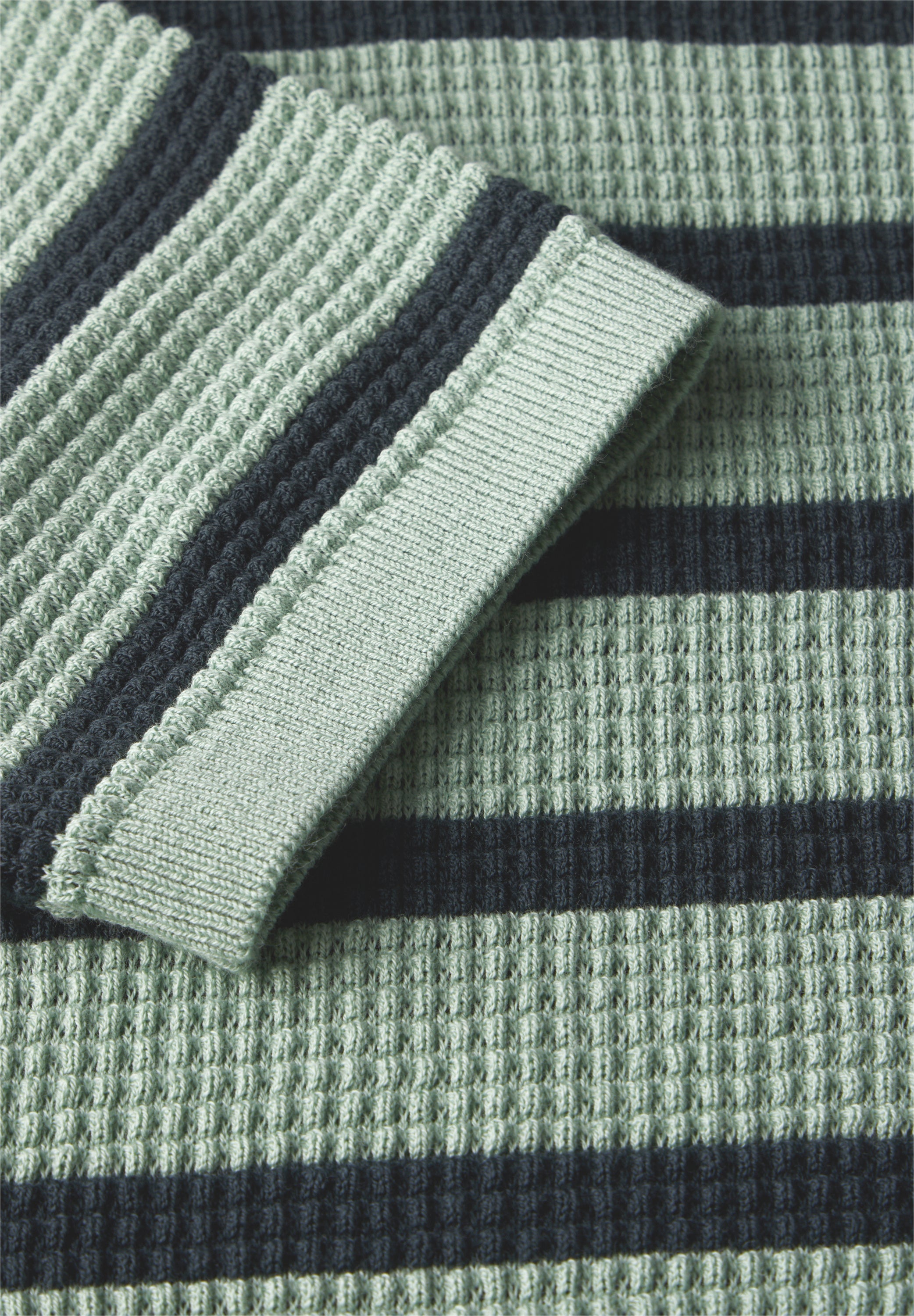 Gestreifter Strukturpullover