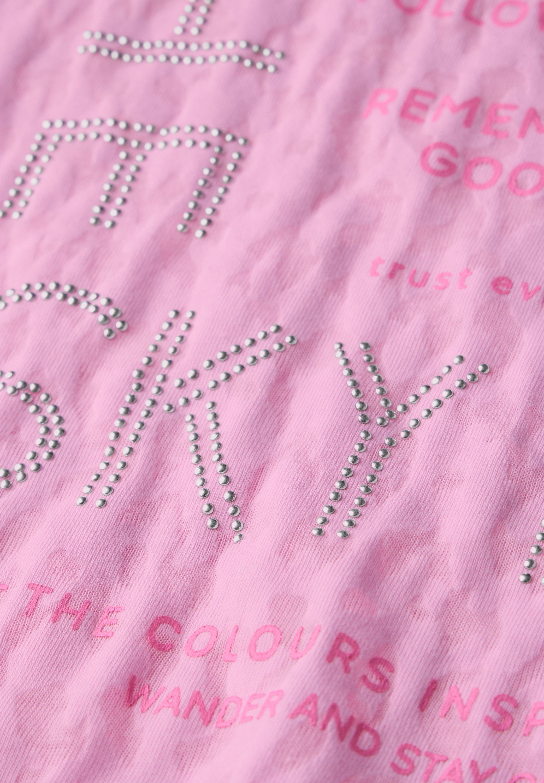 T-Shirt mit Schmucksteinen