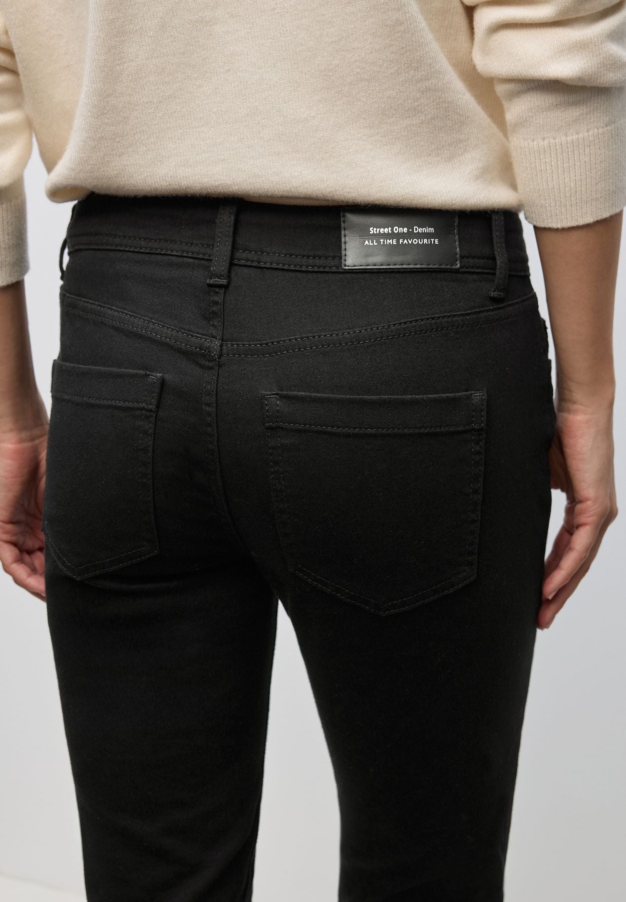 Casual Fit Jeans