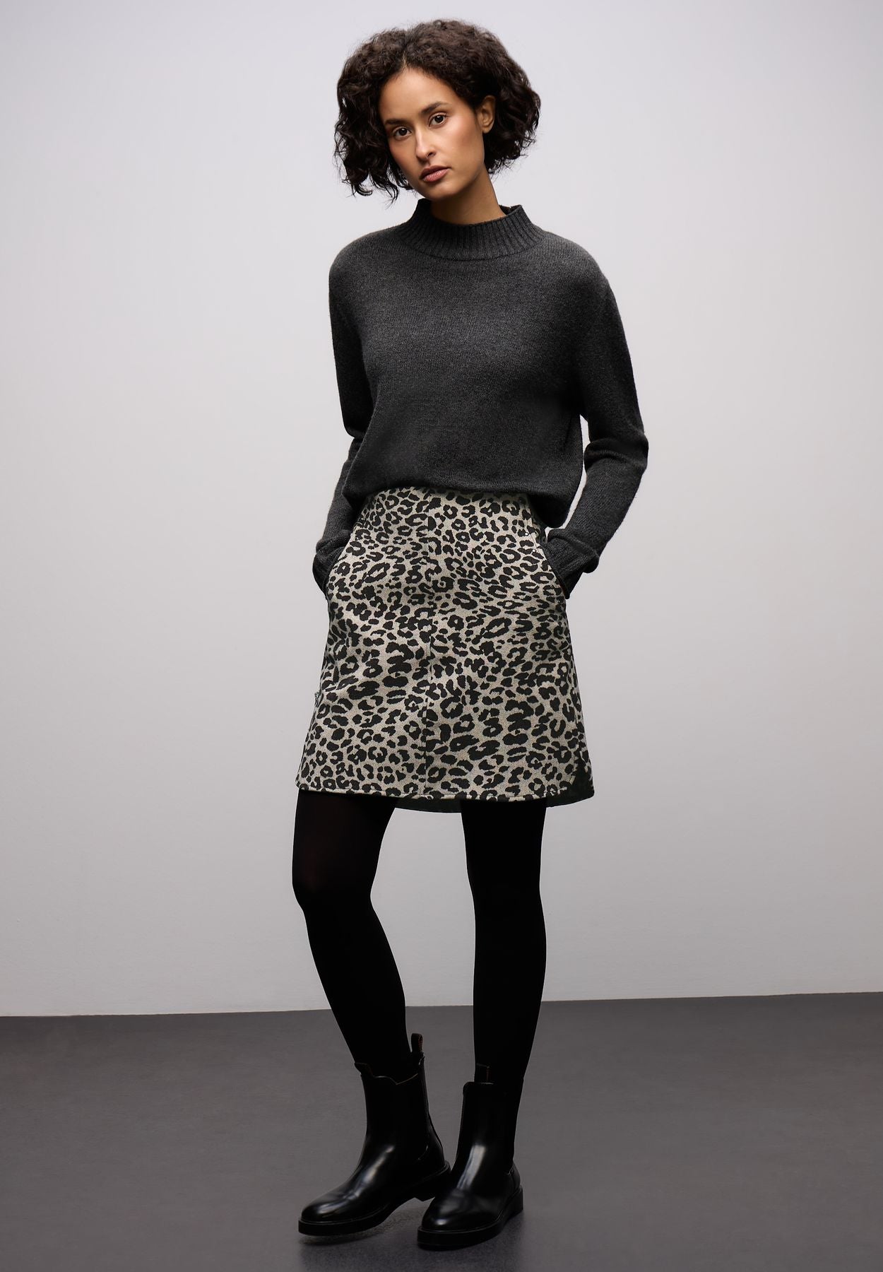 Rock in Wolloptik mit Nieten