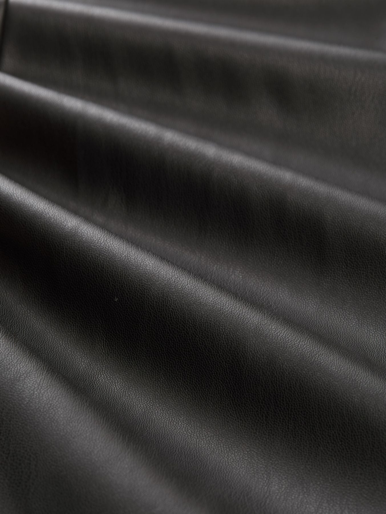 Flared Hose in Lederoptik