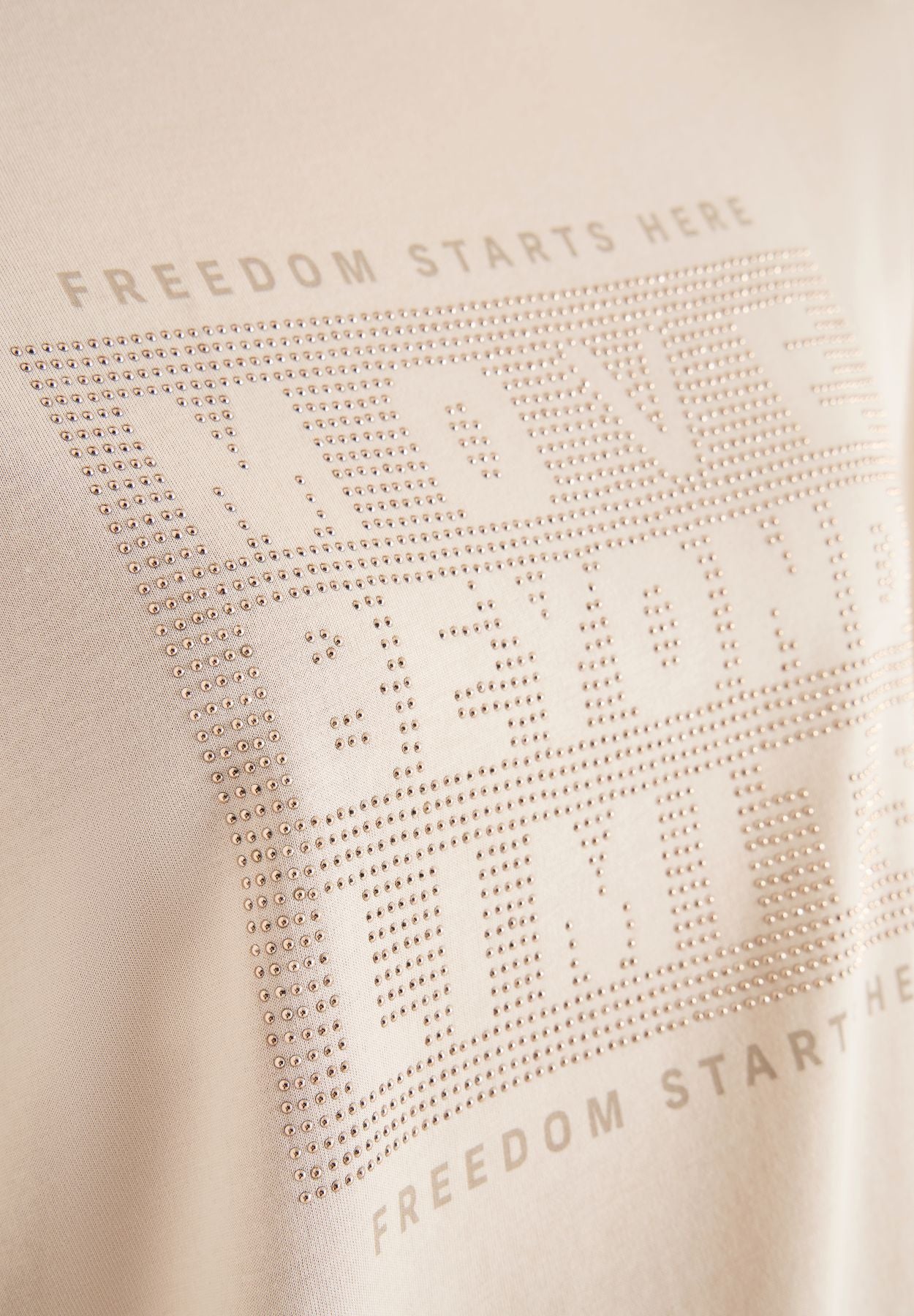 Shirt mit Schmucksteinen