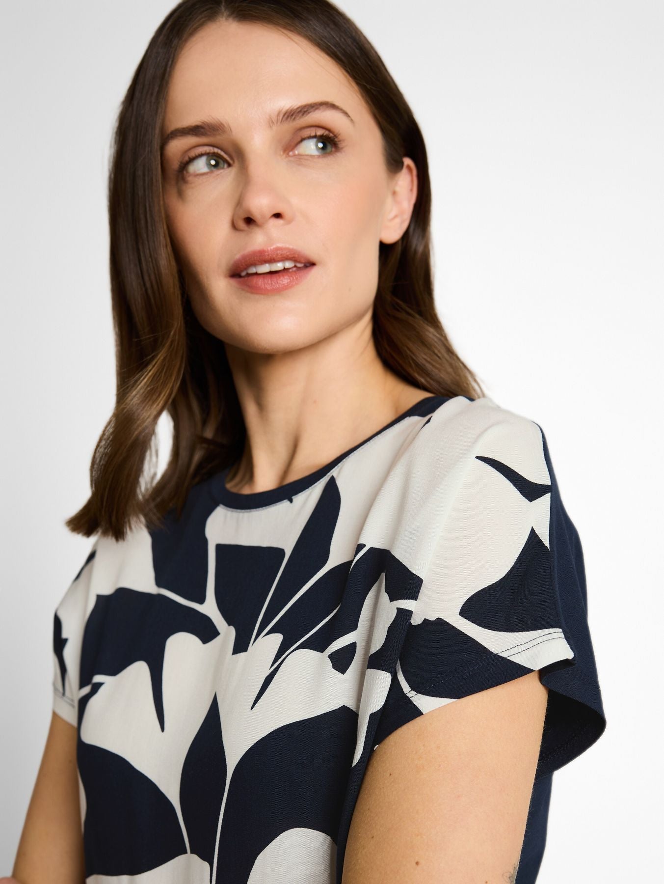 T-Shirt im Material-Mix