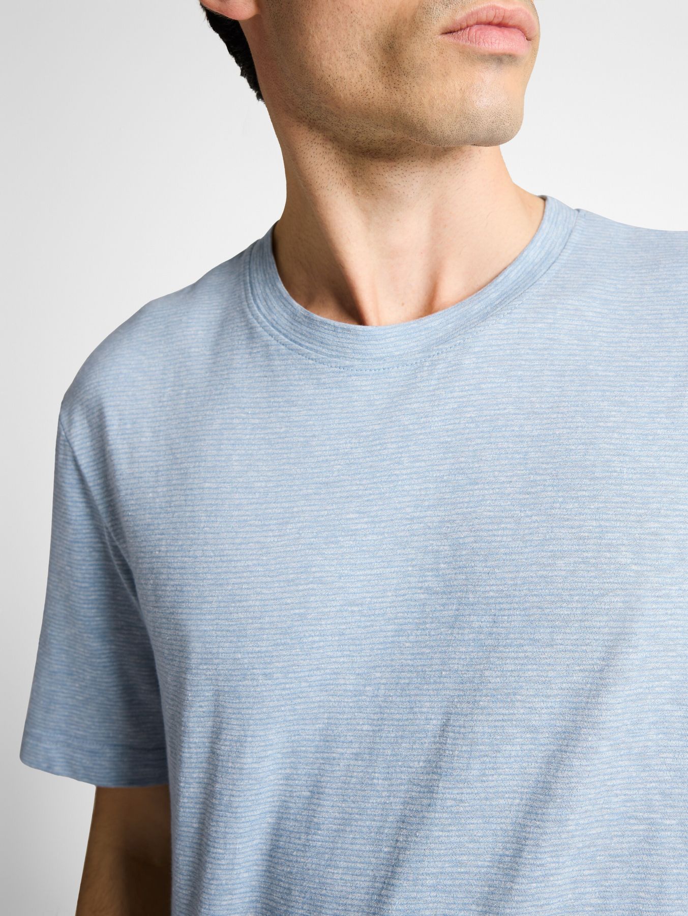 T-Shirt mit feinem Streifenmuster