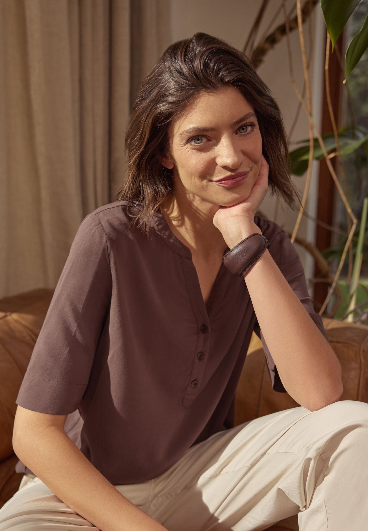 Kurzarm Bluse mit Split Neck