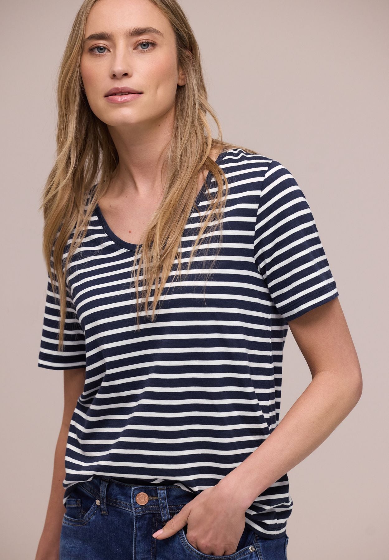 T-Shirt mit gerundetem V-Ausschnitt