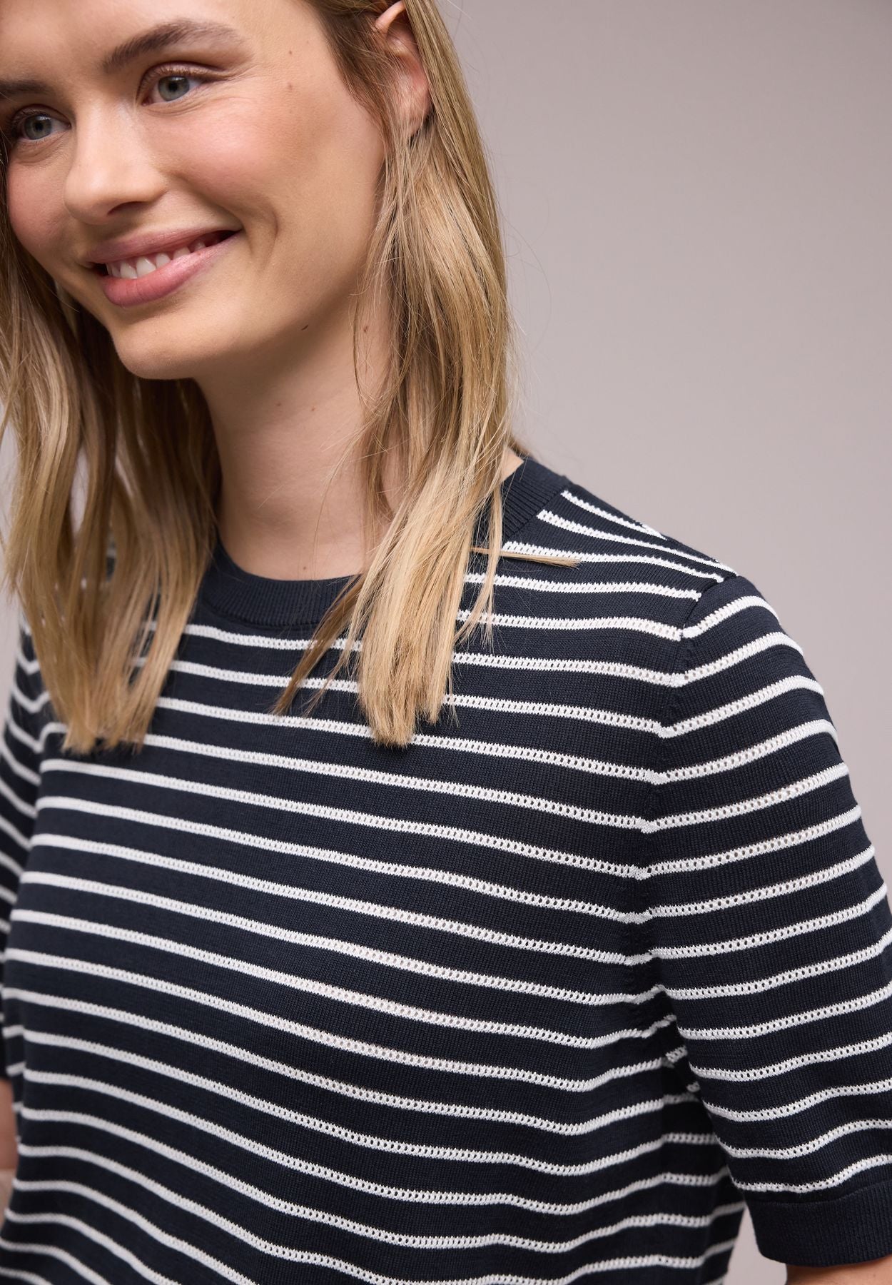 Kurzarm Pullover mit Streifenmuster
