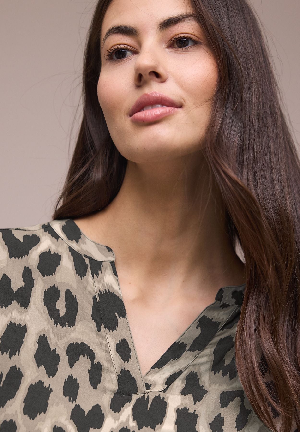 Bluse mit Split Neck und Animal Print