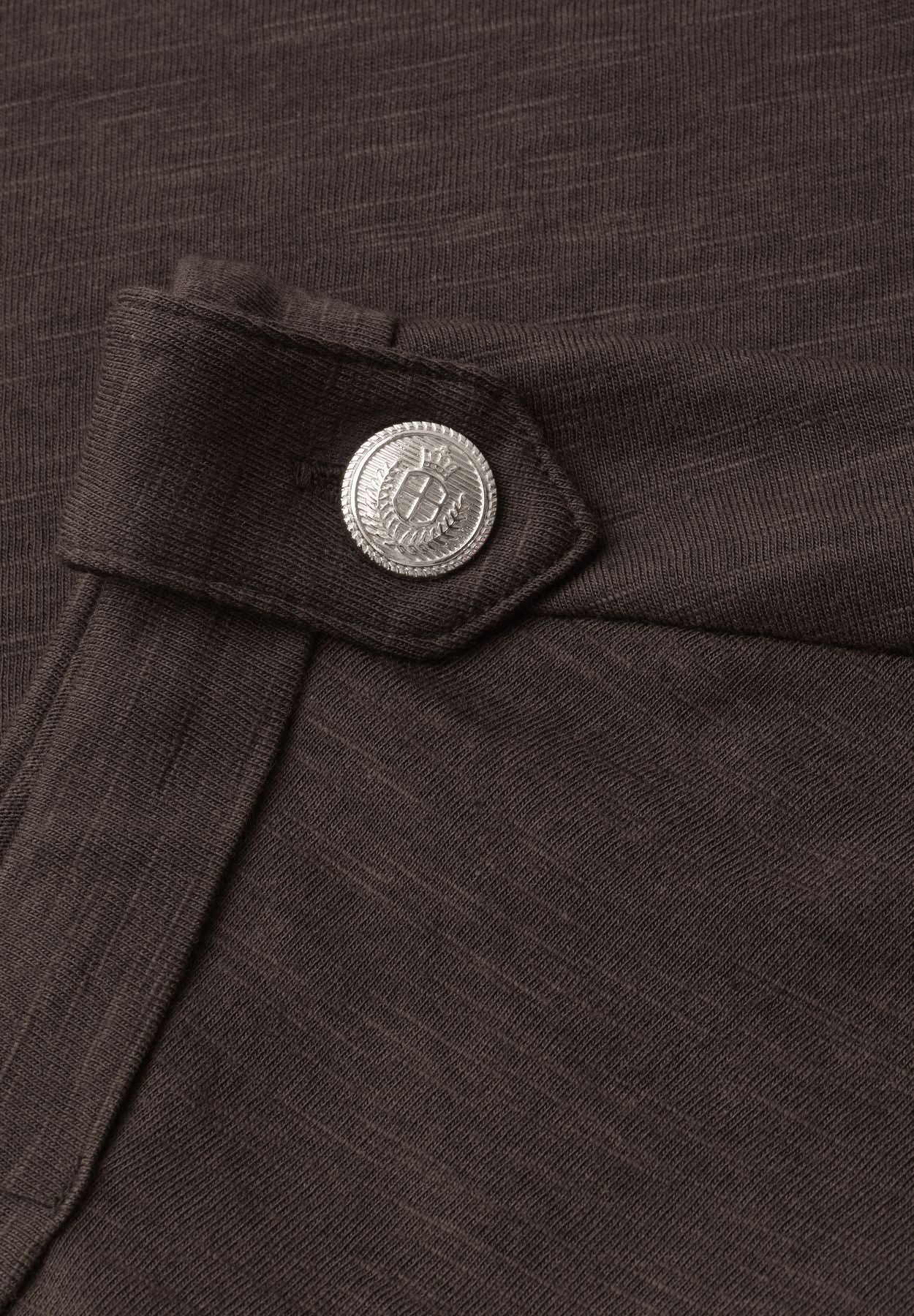 T-Shirt mit Rundhals und Knopfdetails
