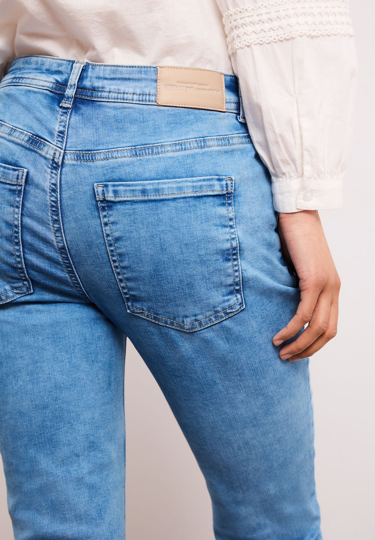 High Waist Flared Leg Jeans mit Ziersaum