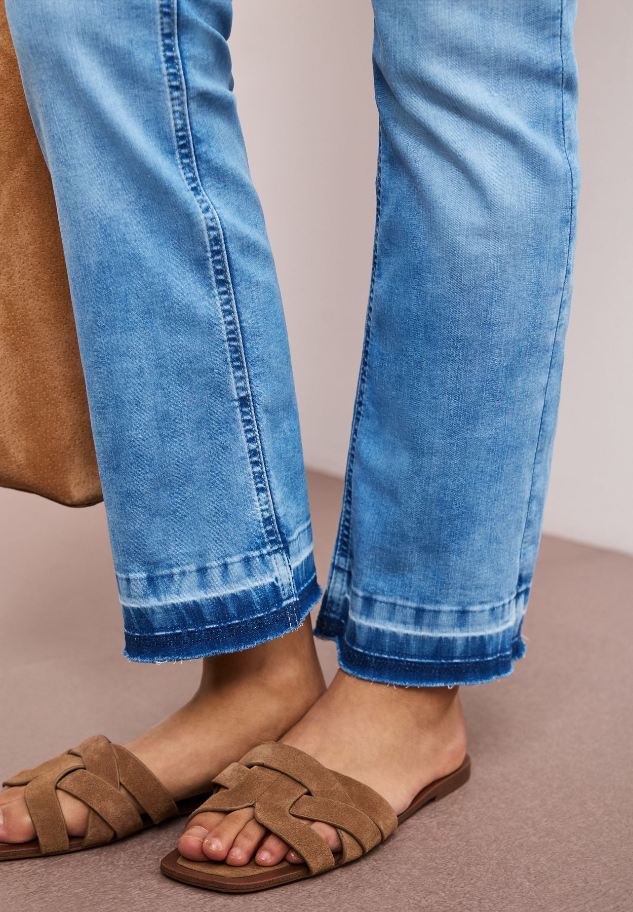 High Waist Flared Leg Jeans mit Ziersaum