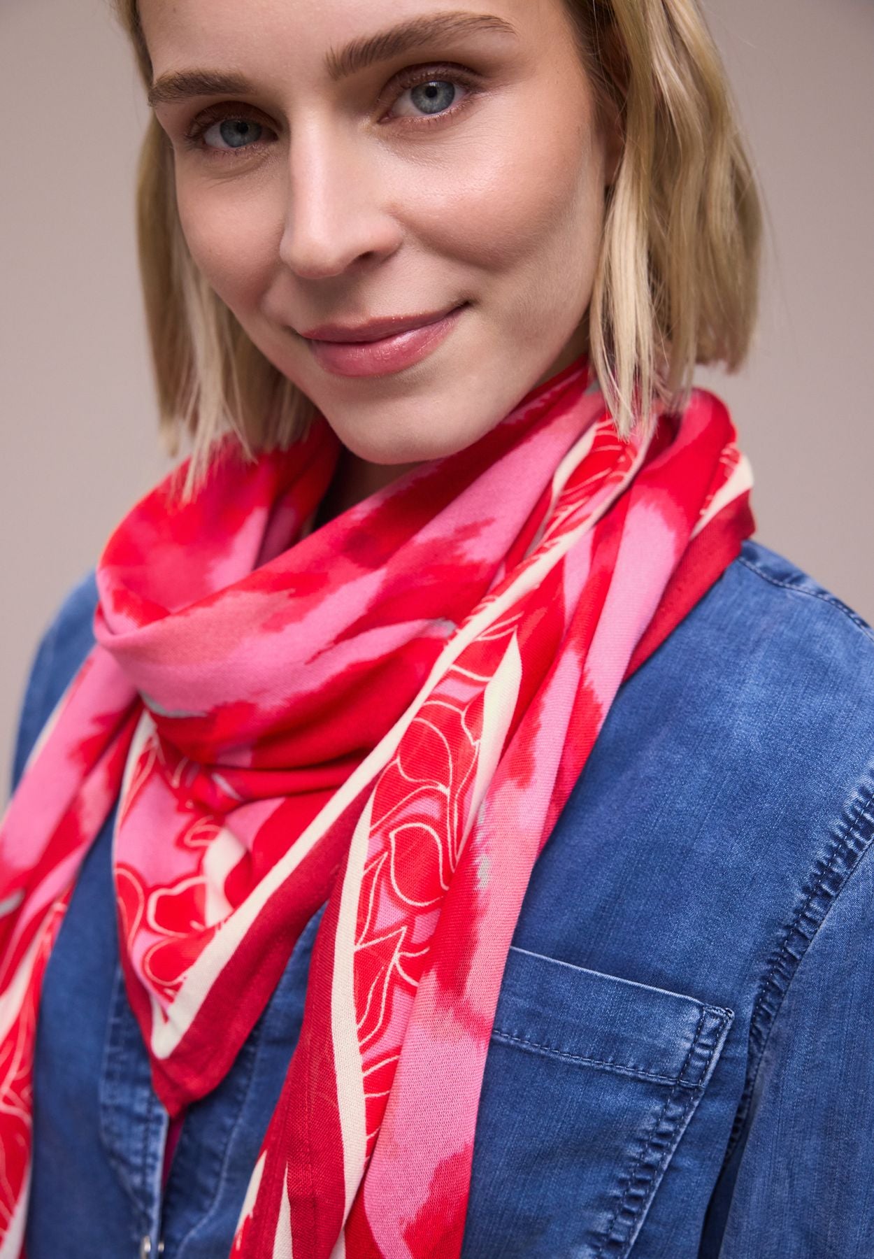Tuch mit floralem Muster