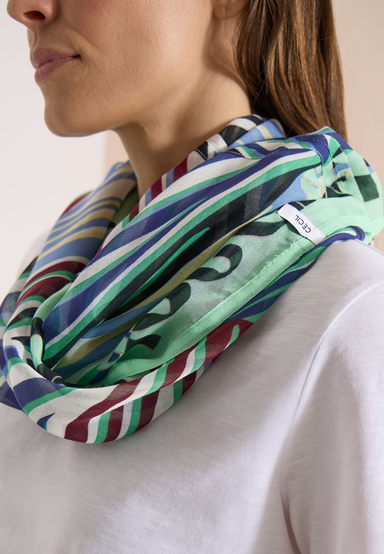 Loop-Schal mit grafischem Muster