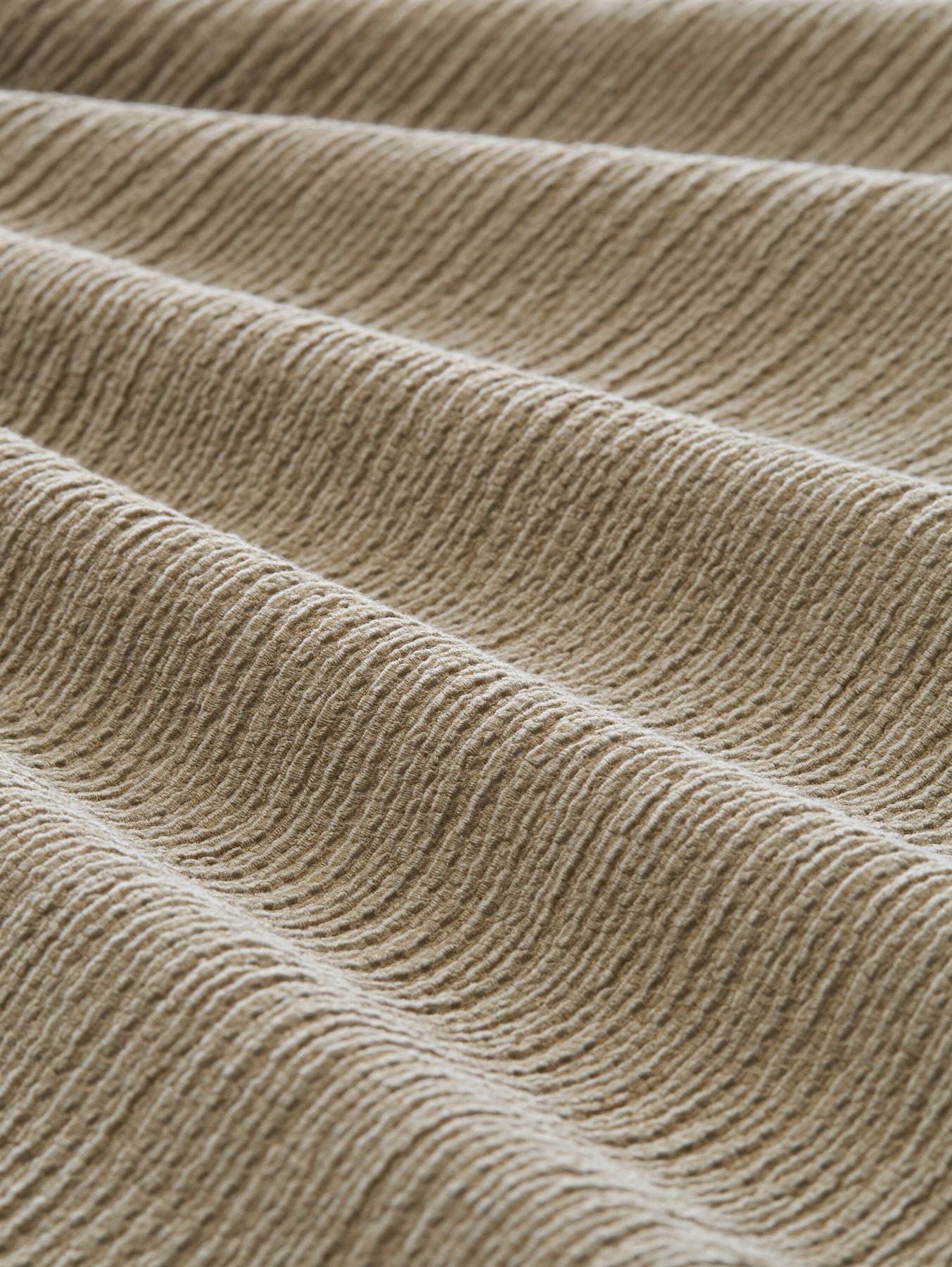 Crinkle Top mit Seitenschlitzen