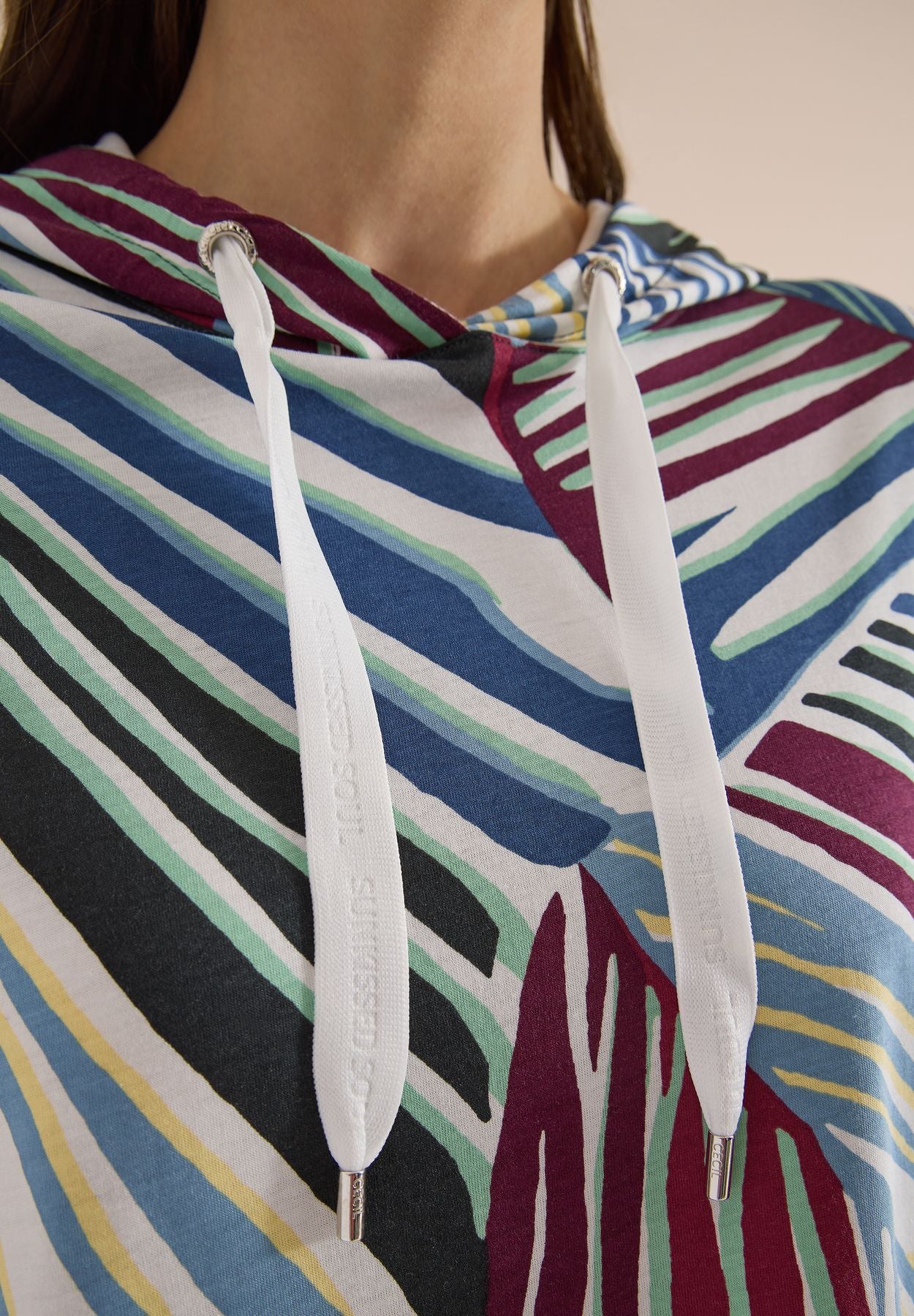 T-Shirt mit Hoodie und Grafikprint