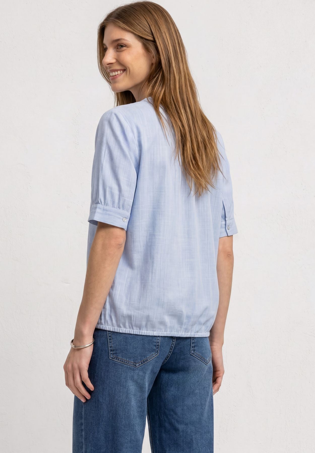 Chambray Bluse mit Split Neck und Elastiksaum