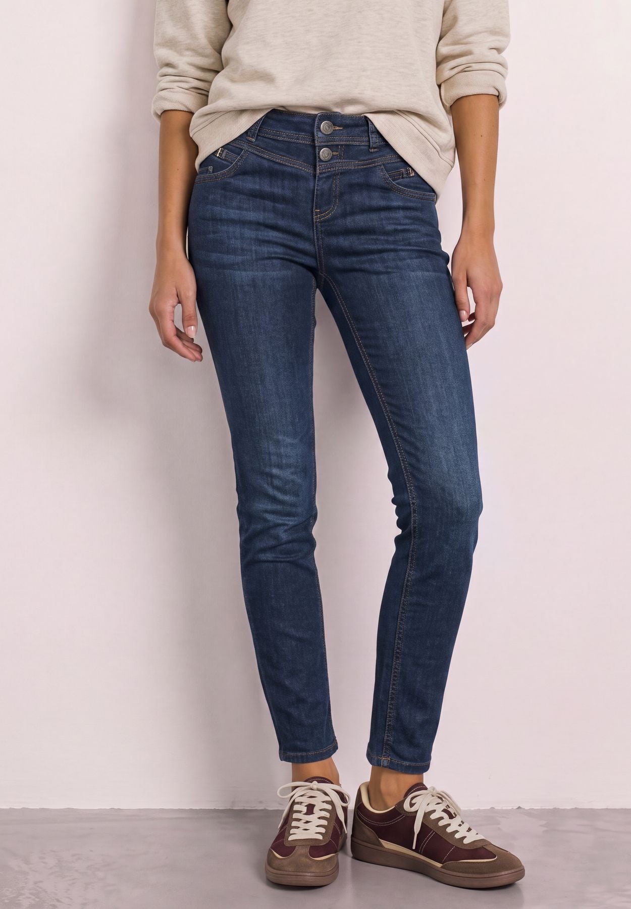 Mid Waist Slim Leg Jeans mit Dekodetail