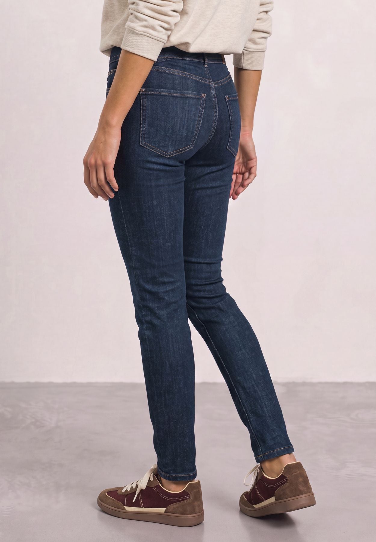 Mid Waist Slim Leg Jeans mit Dekodetail