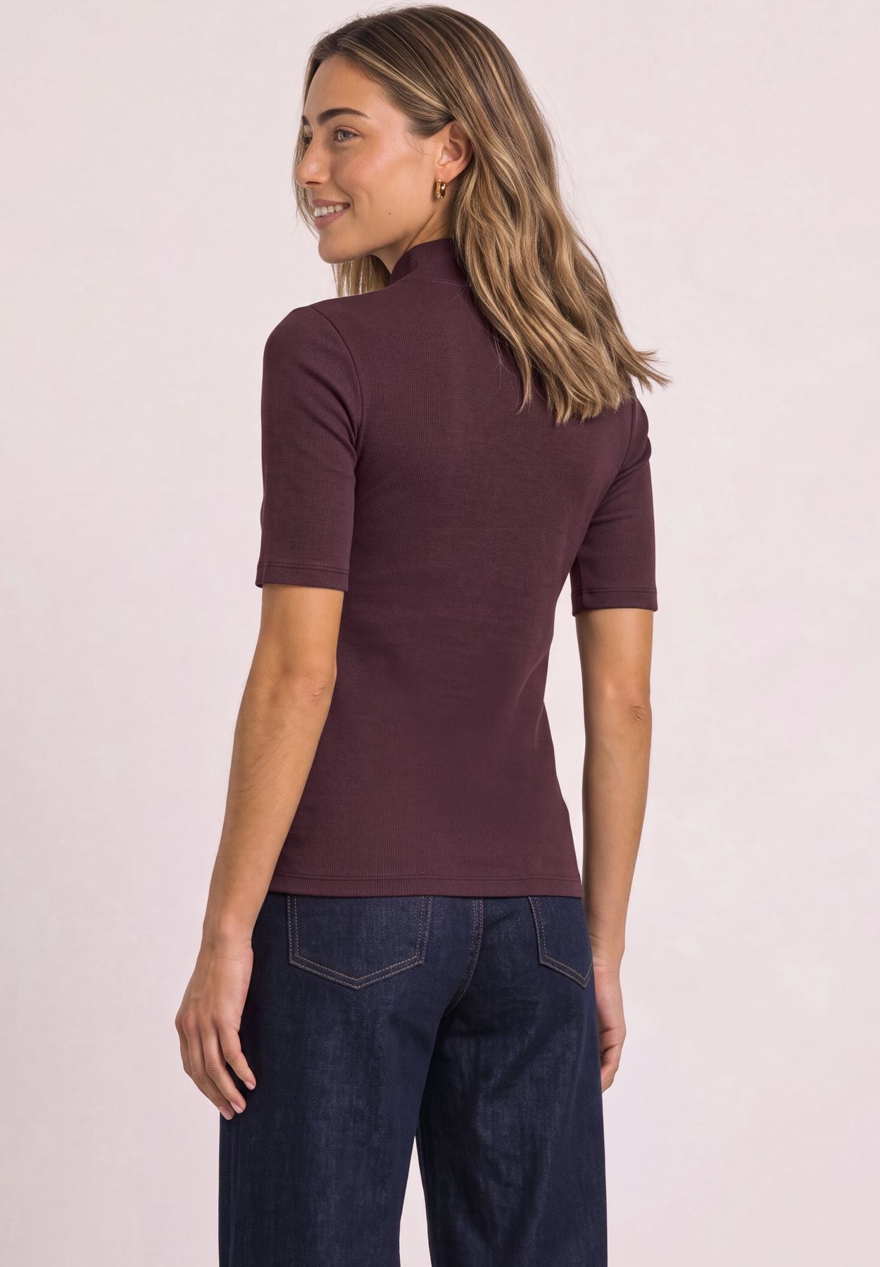 T-Shirt mit Turtle Neck in Rippstruktur