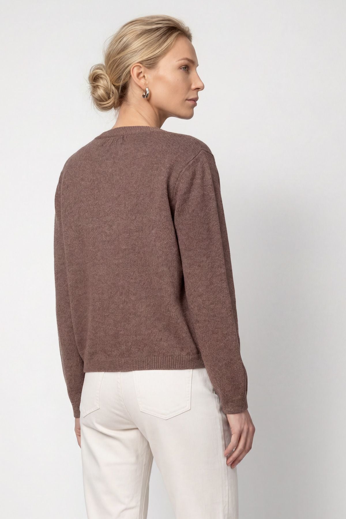 Strickjacke mit Brosche