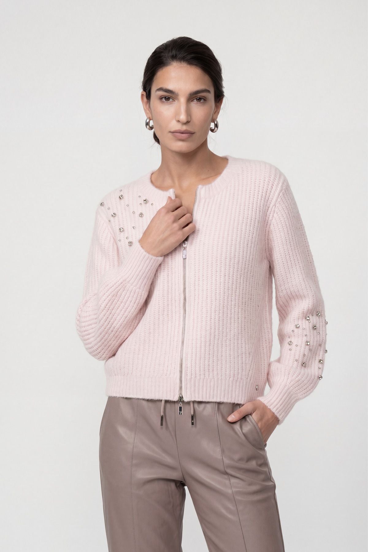 Strickjacke mit Schmuckdetails
