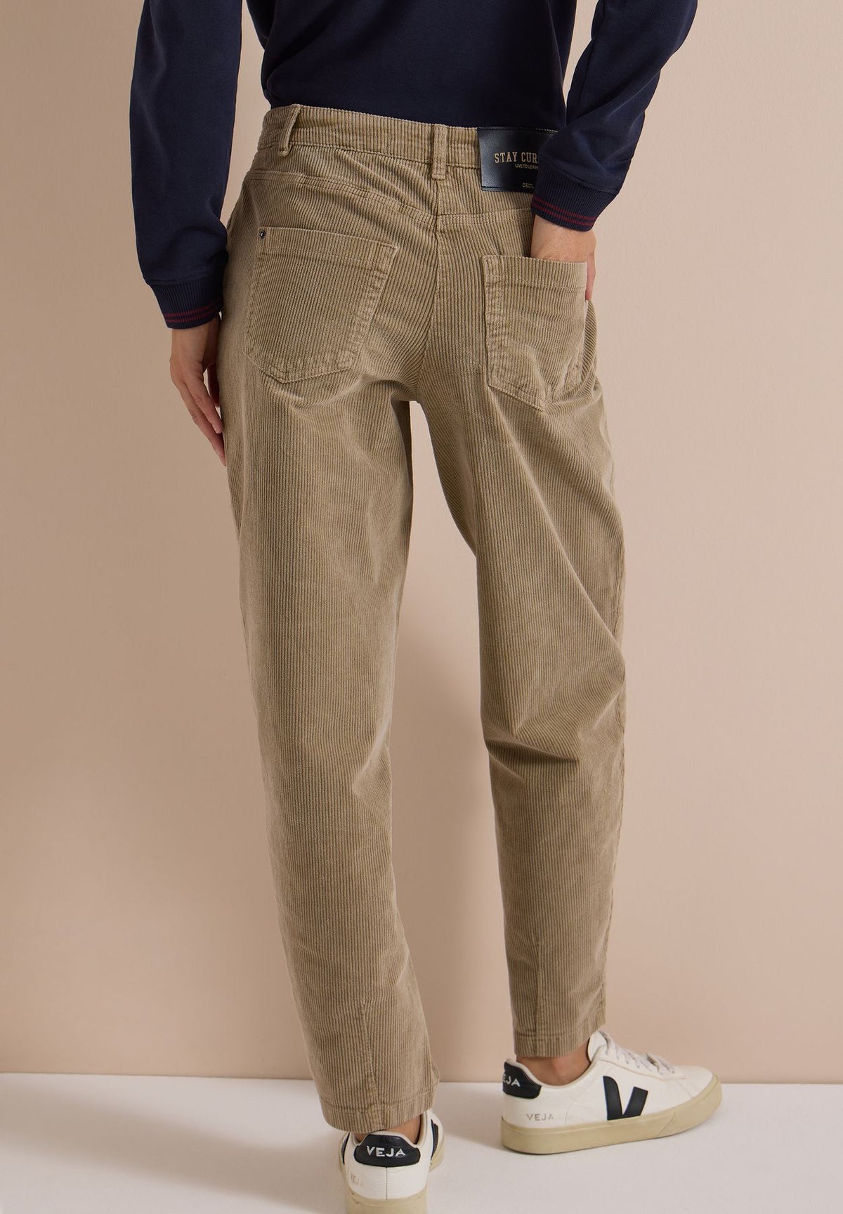 Mid Waist Barrel Leg Hose im Casual Fit