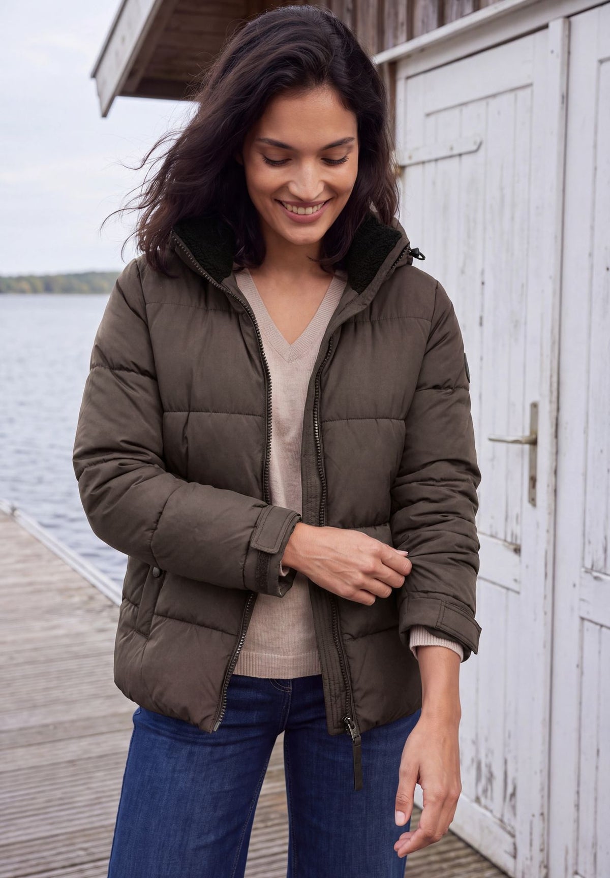 Steppjacke mit Kapuze und Reißverschluss