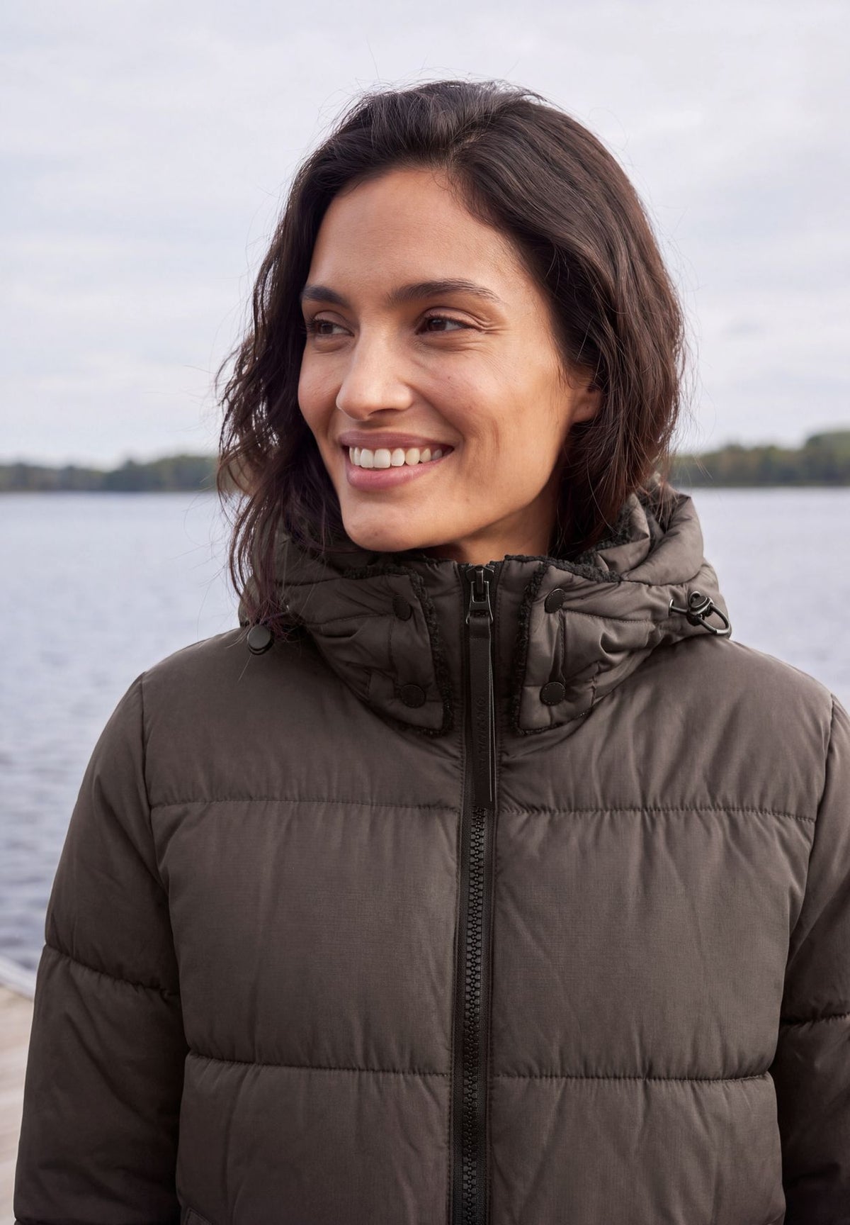 Steppjacke mit Kapuze und Reißverschluss
