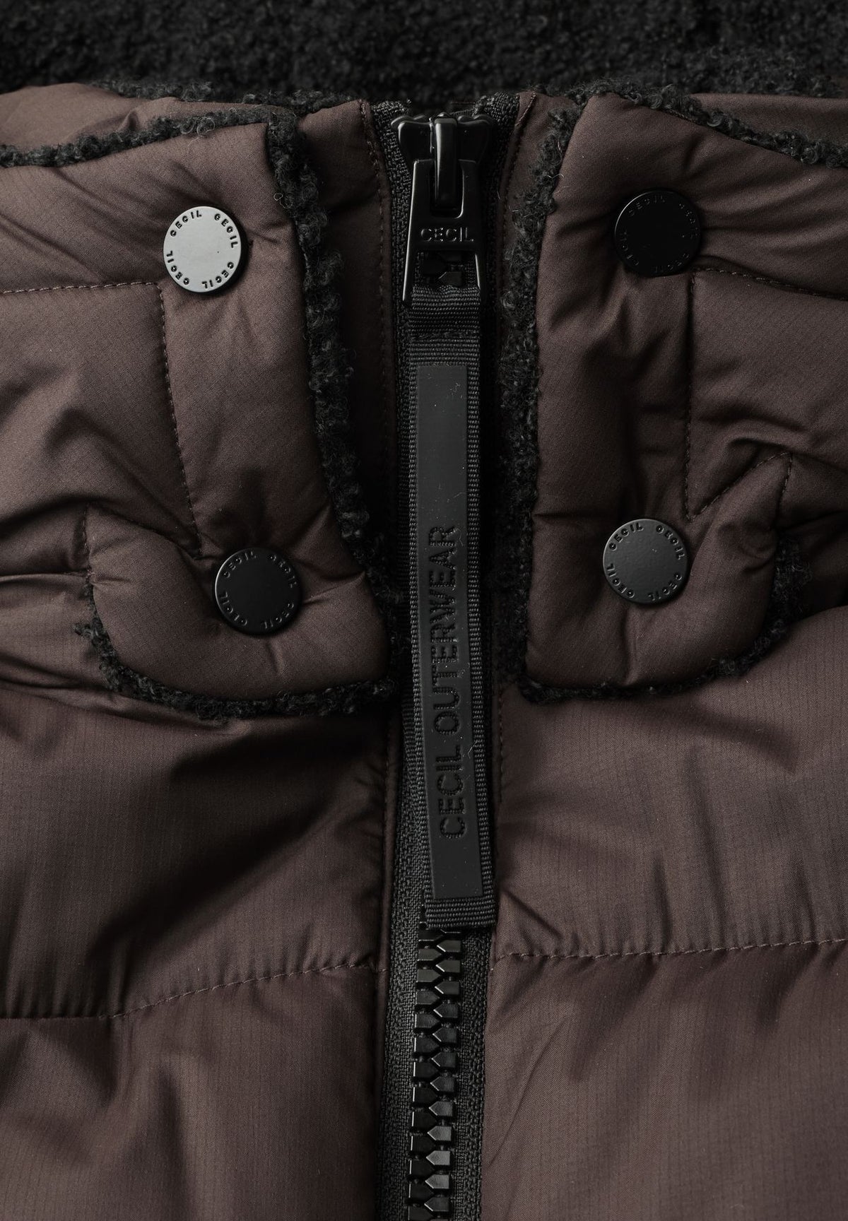 Steppjacke mit Kapuze und Reißverschluss