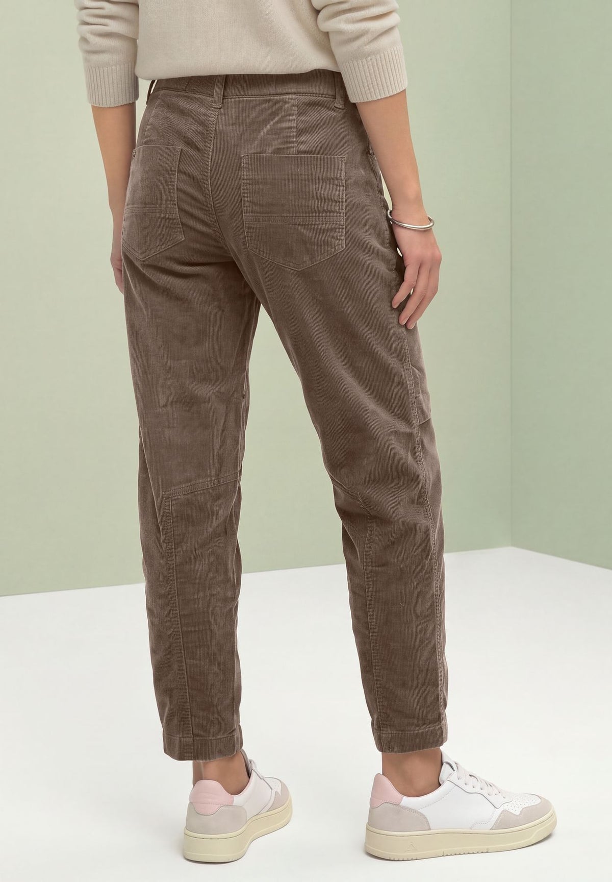 Barrel Leg Hose aus Cord im Casual Fit