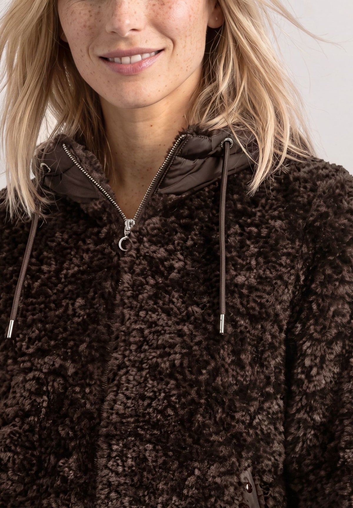 Teddy-Jacke mit Softshell-Kapuze