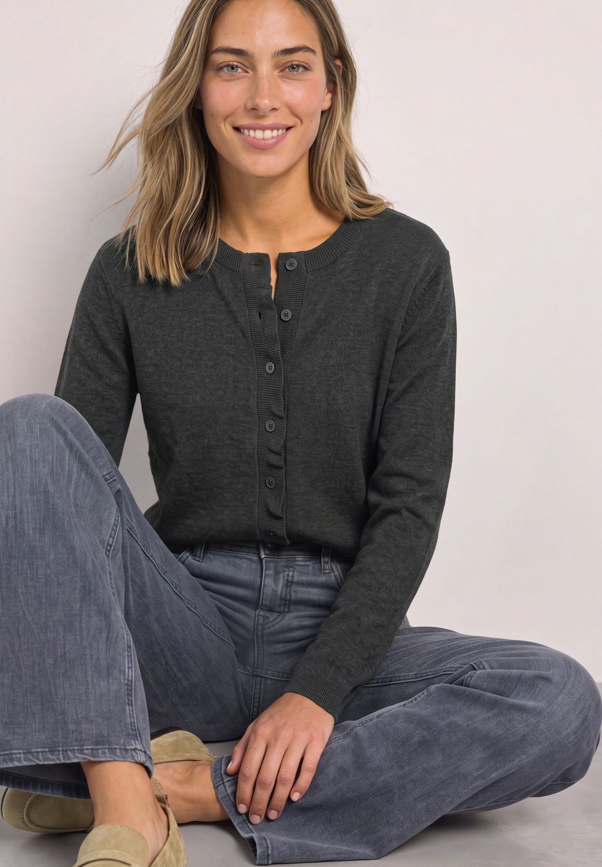 Cardigan mit Rundhals und Rüschendetails
