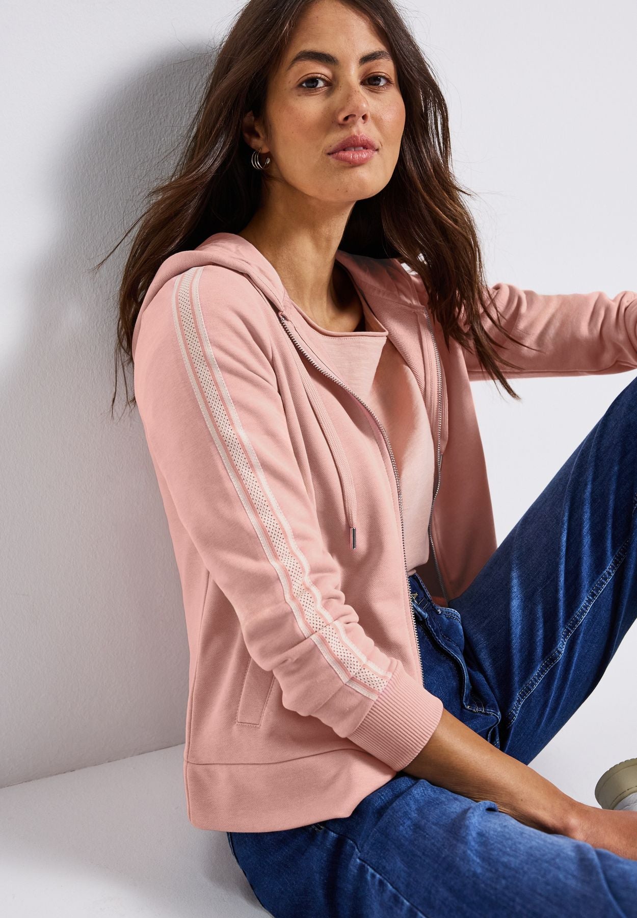 Kapuzenjacke mit Dekotape