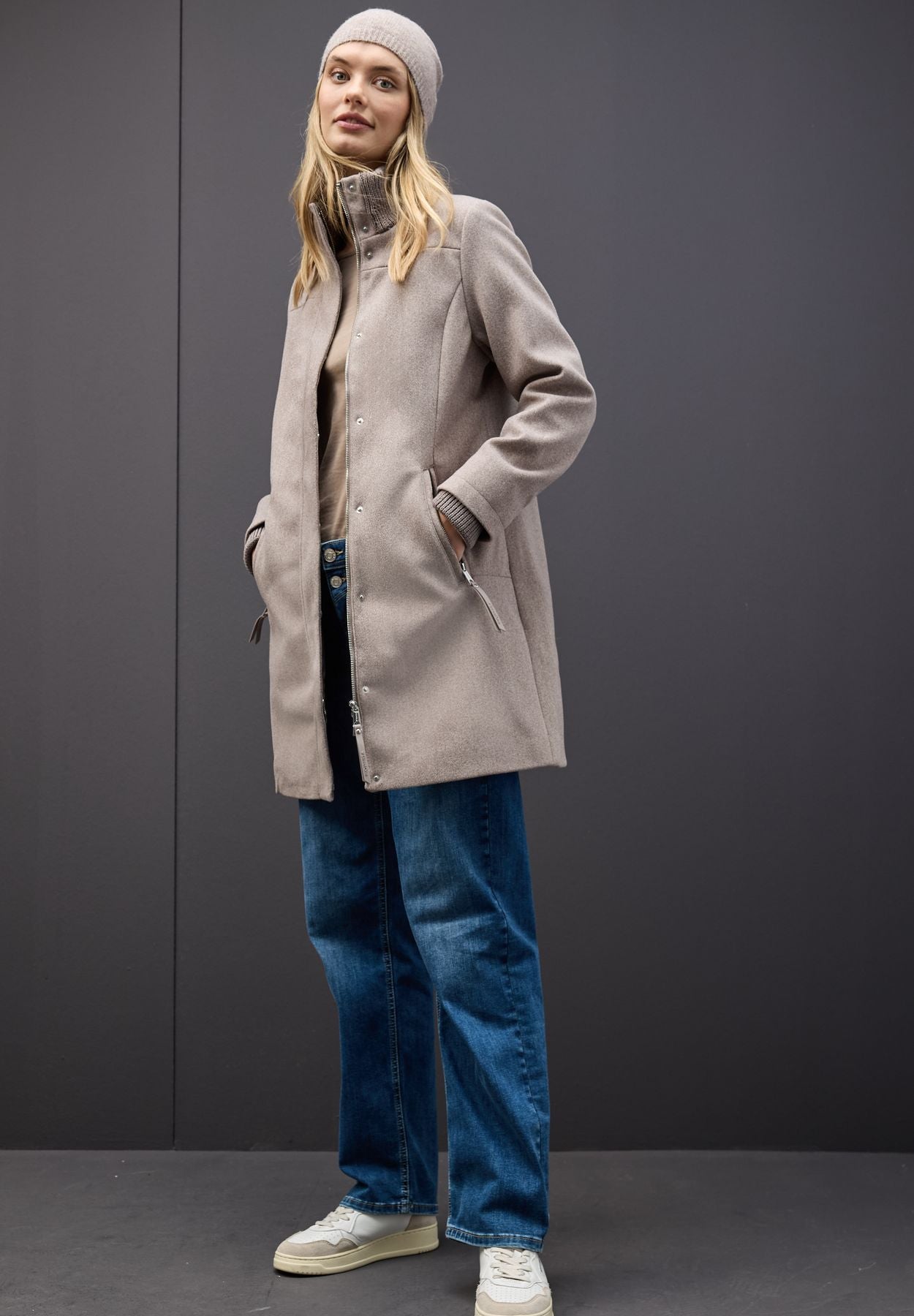 Mantel mit Strickdetails