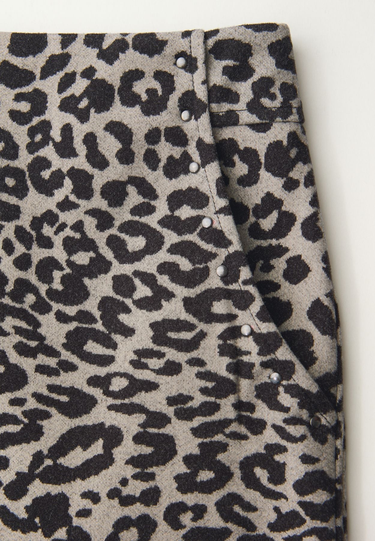 Rock in Wolloptik mit Nieten