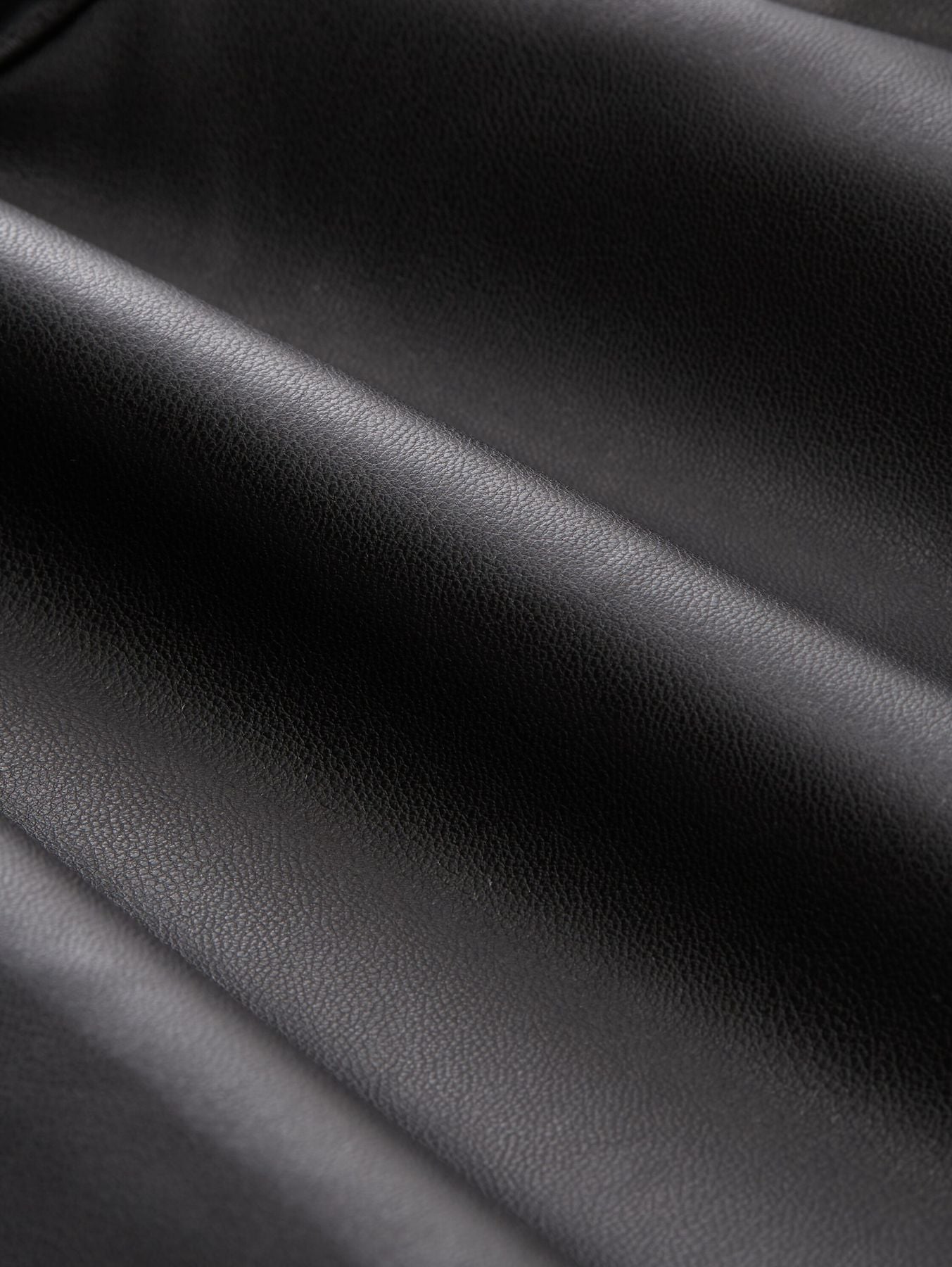 Shorts in Lederoptik