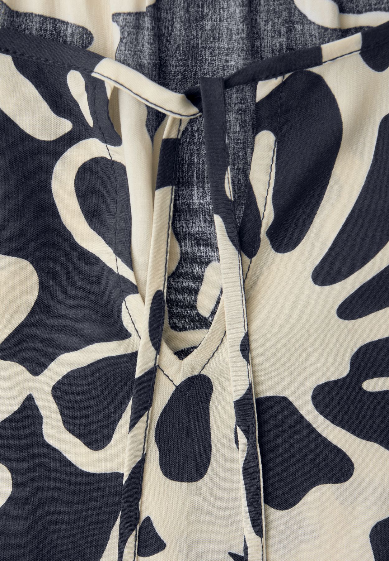 Bluse mit String-Detail