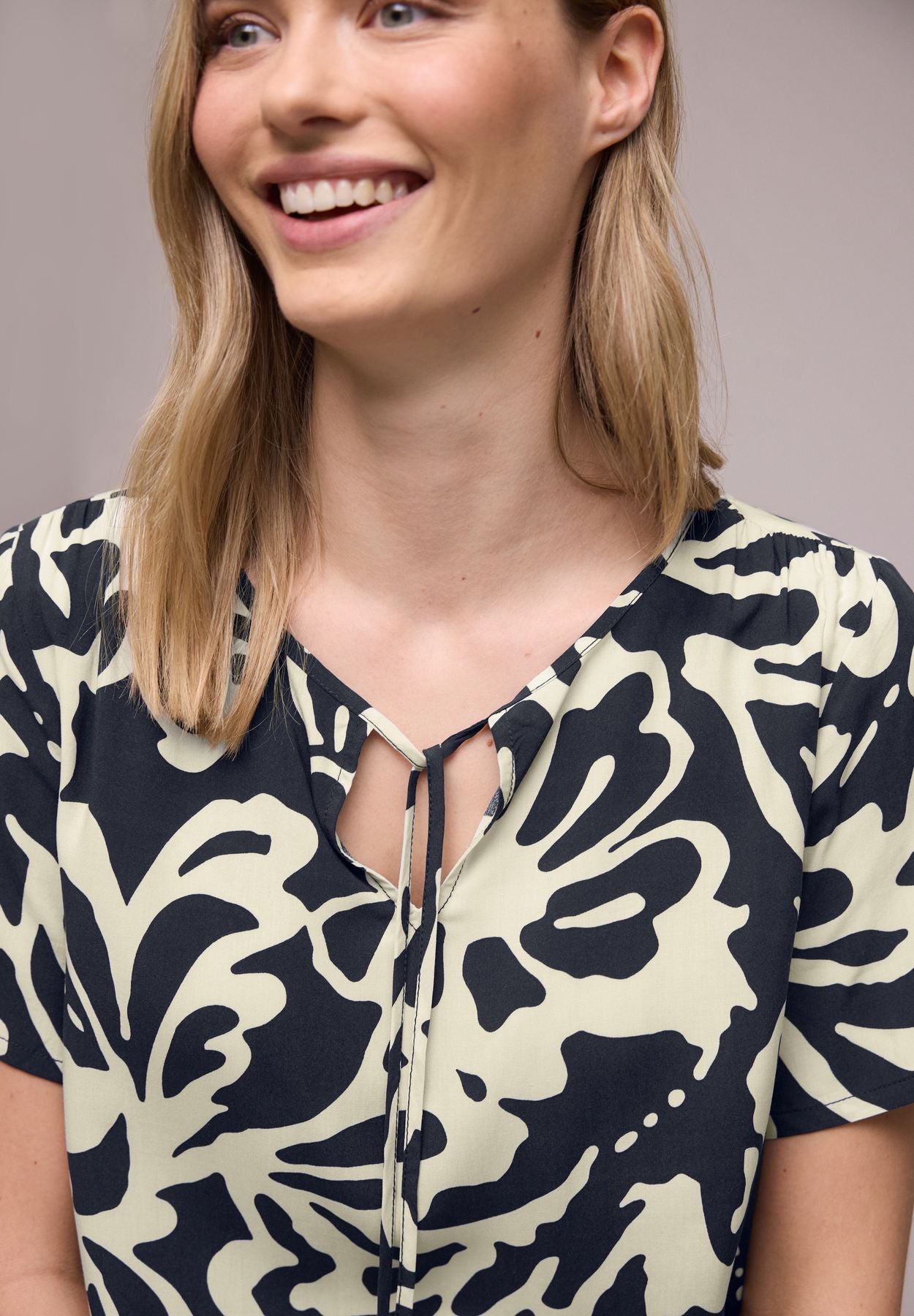 Bluse mit String-Detail