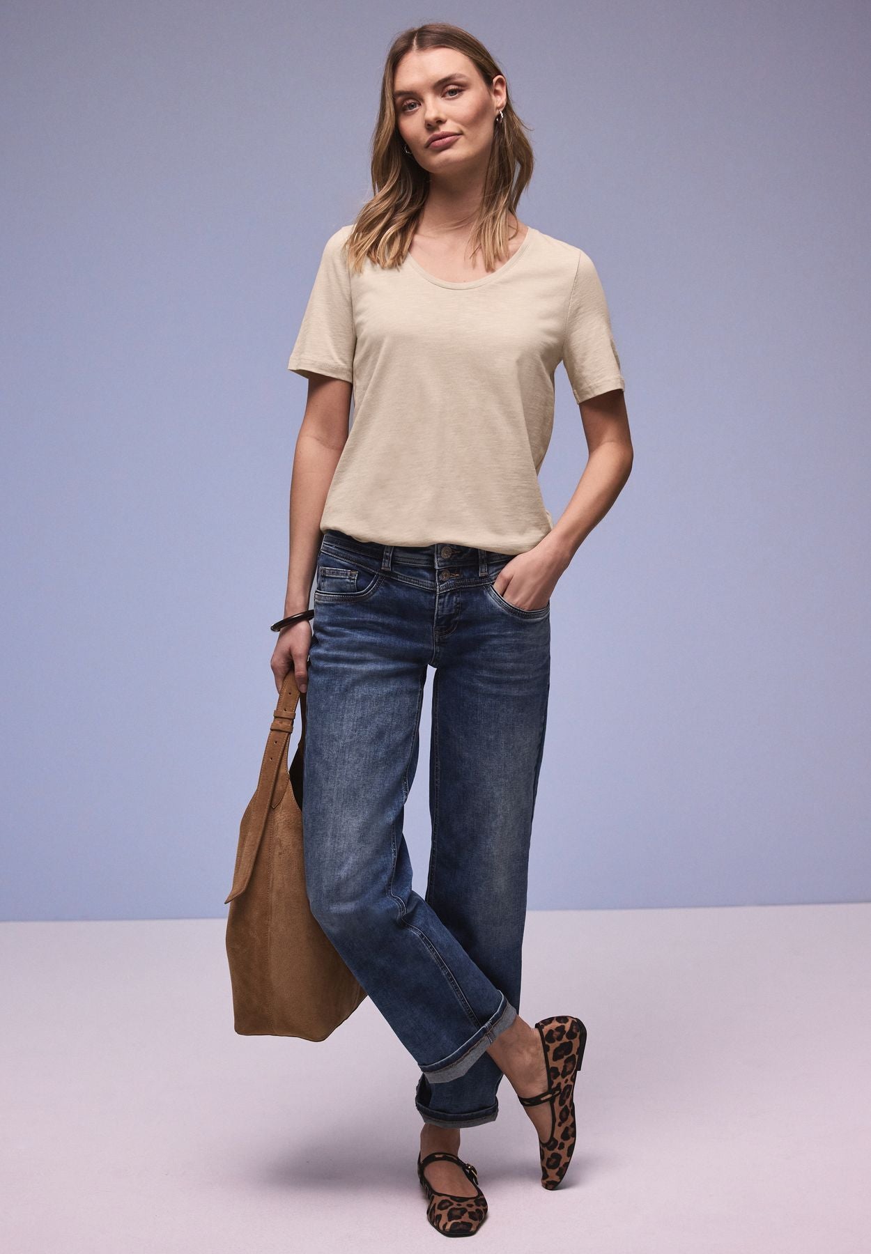 Basic T-Shirt mit gerundetem V-Neck