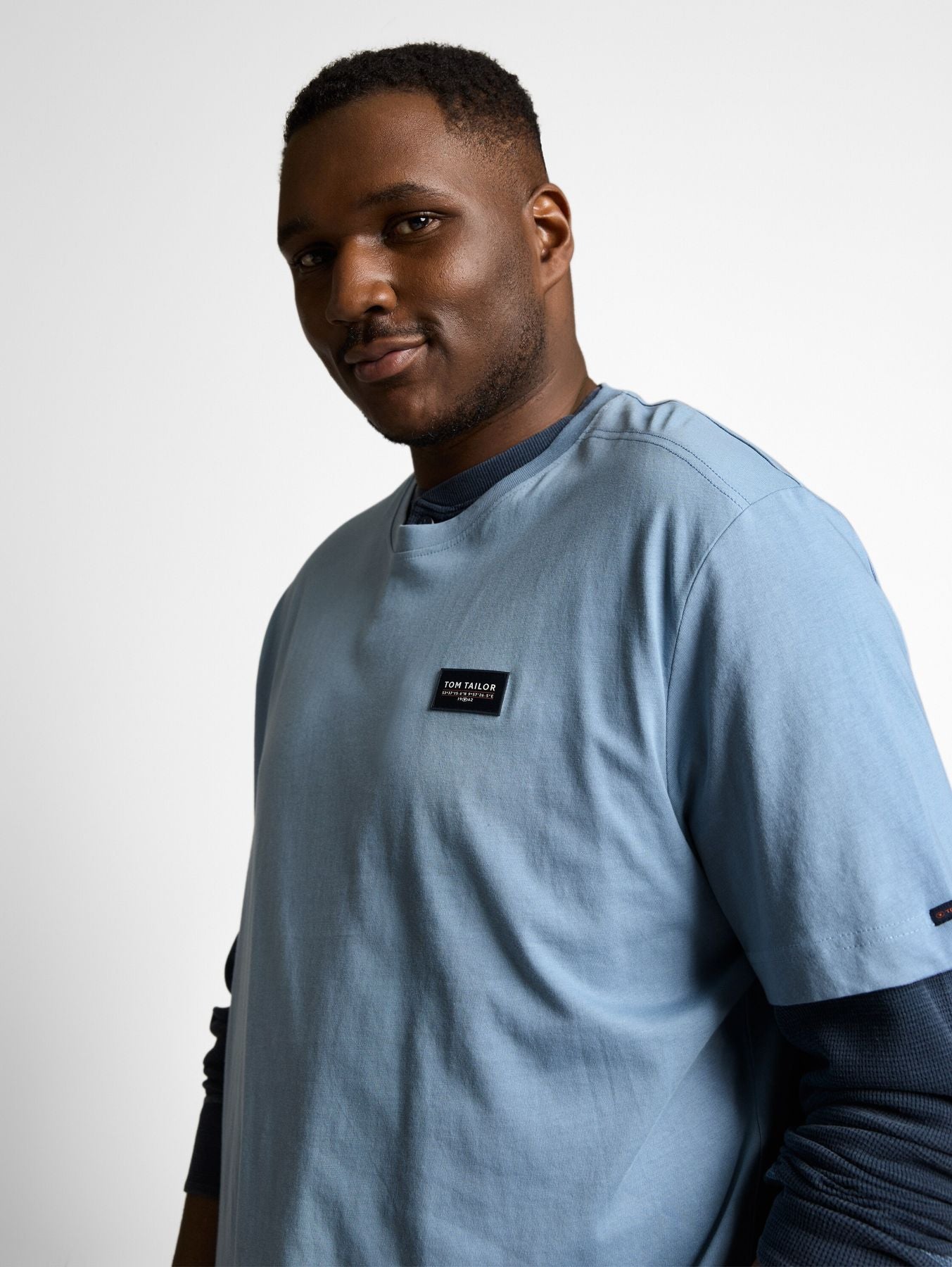 Plus Size - T-Shirt aus Baumwolle mit Logo-Badge