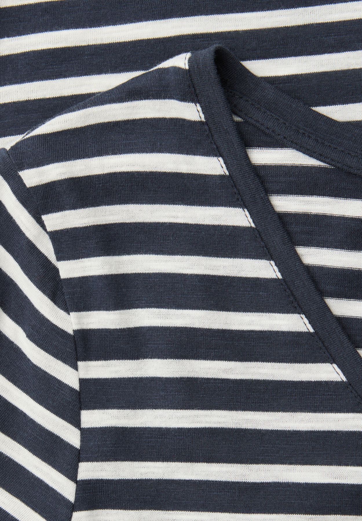T-Shirt mit gerundetem V-Ausschnitt