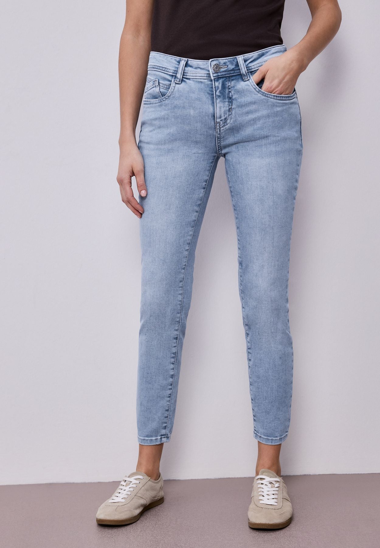 Mid Waist Slim Leg Jeans im Slim Fit