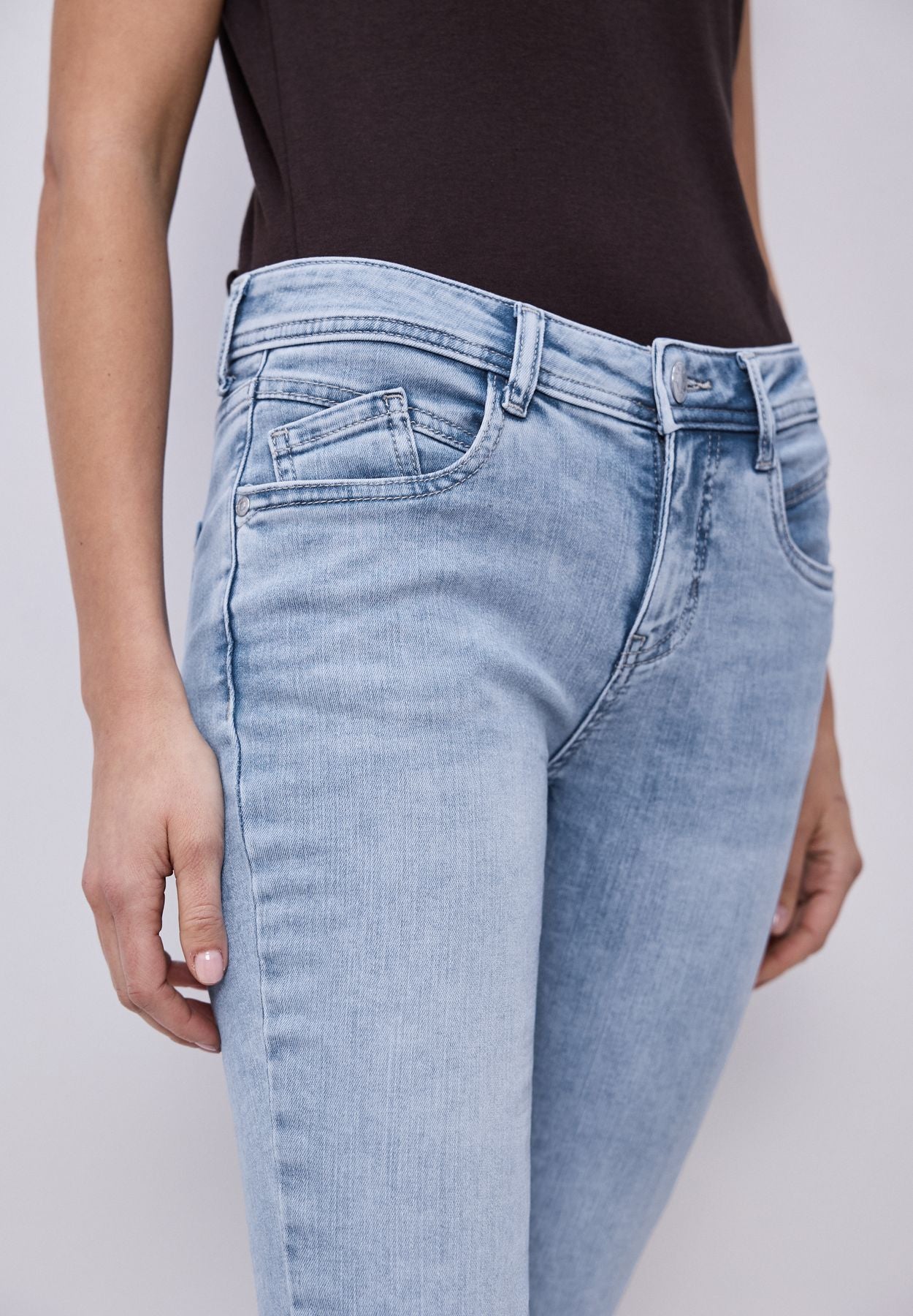 Mid Waist Slim Leg Jeans im Slim Fit