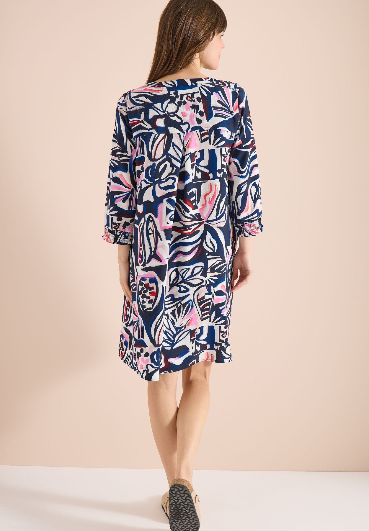Knielanges Kleid mit grafischem Muster