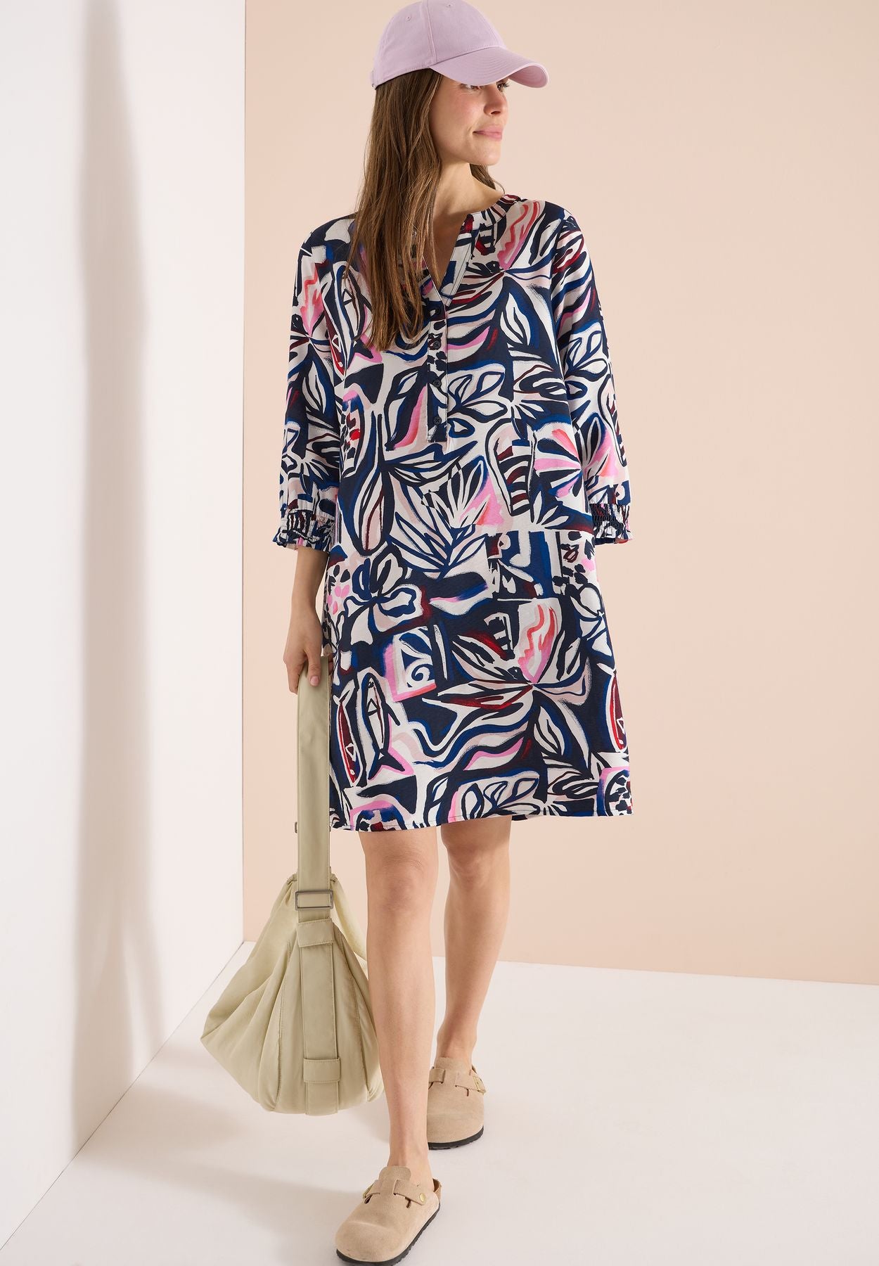 Knielanges Kleid mit grafischem Muster