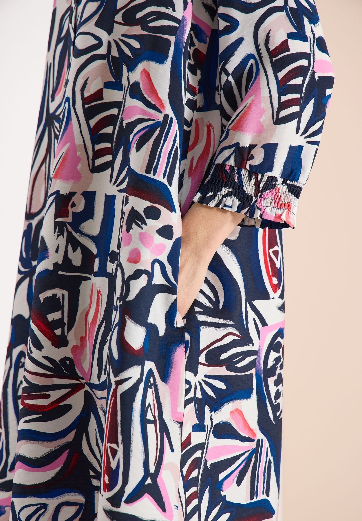 Knielanges Kleid mit grafischem Muster