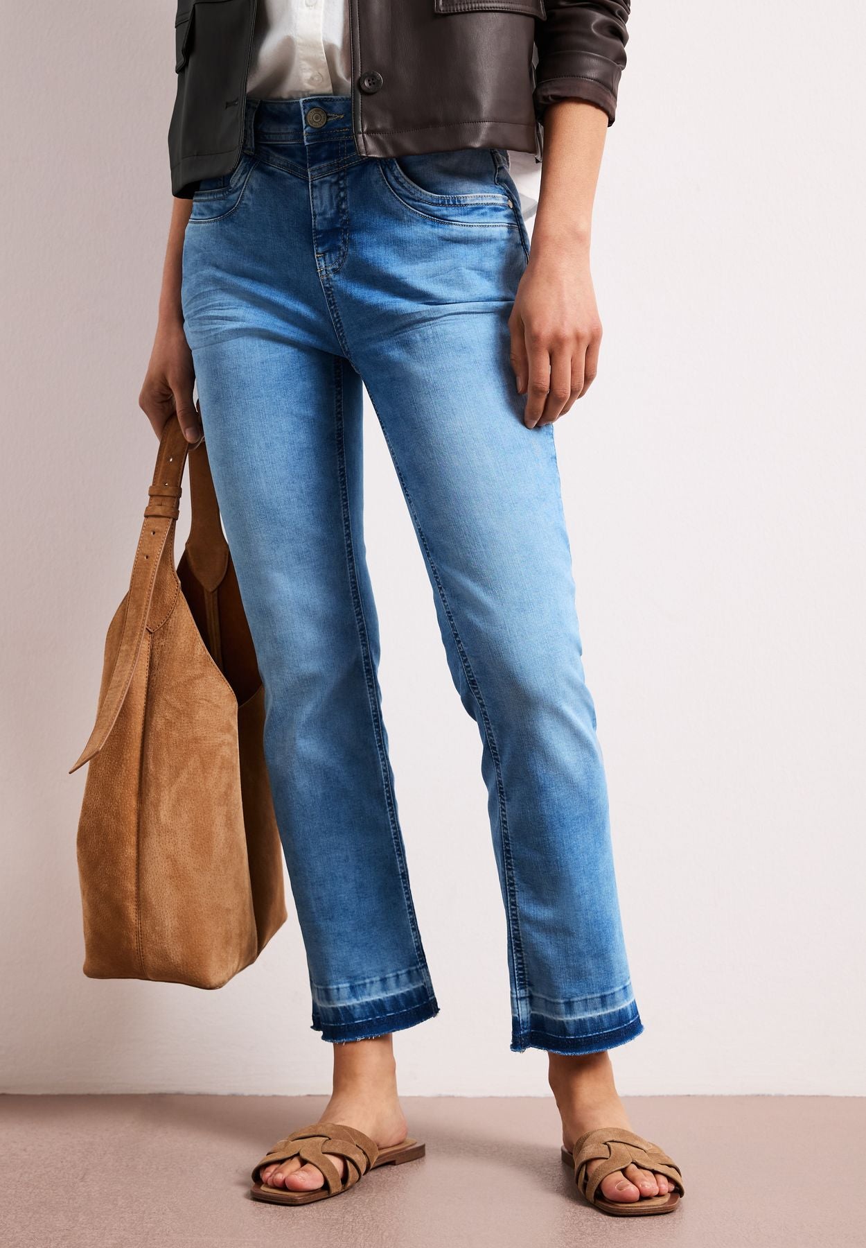 High Waist Flared Leg Jeans mit Ziersaum